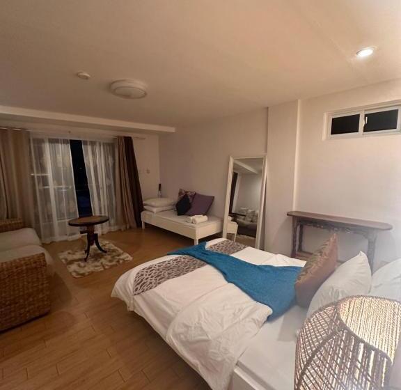 חדר משפחתי, Casa Del Beach House