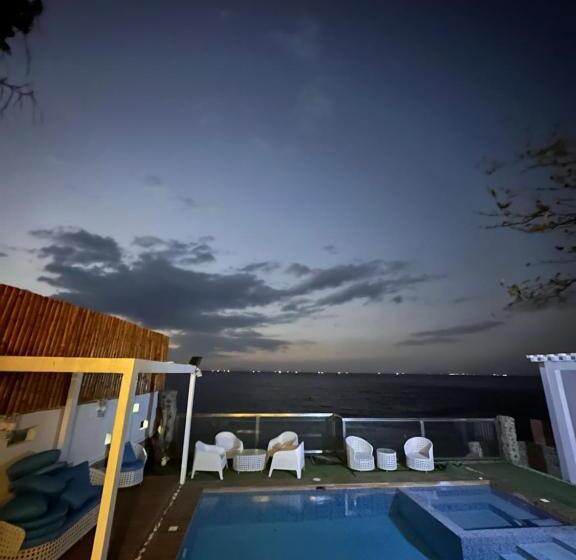 חדר משפחתי, Casa Del Beach House