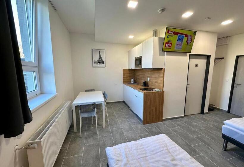 スタンダードルーム, Hangar