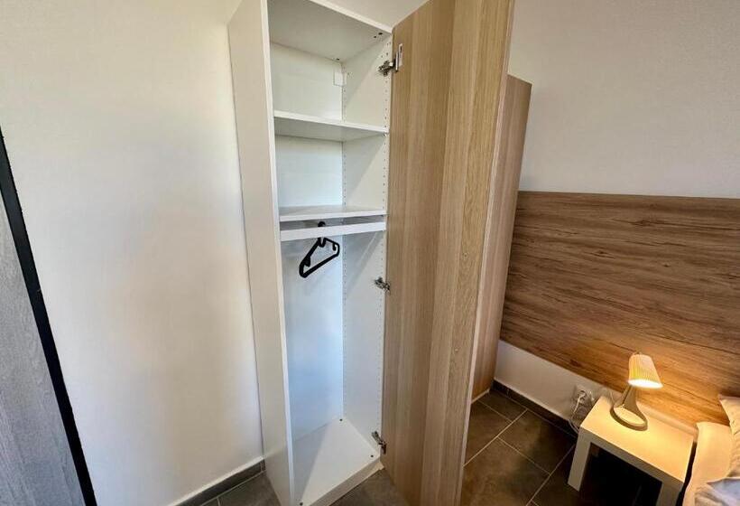 スタンダードトリプルルーム, Hangar