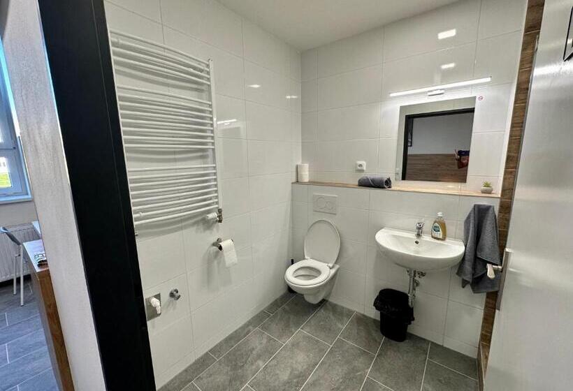 スタンダードトリプルルーム, Hangar