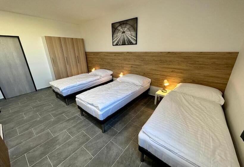 スタンダードトリプルルーム, Hangar