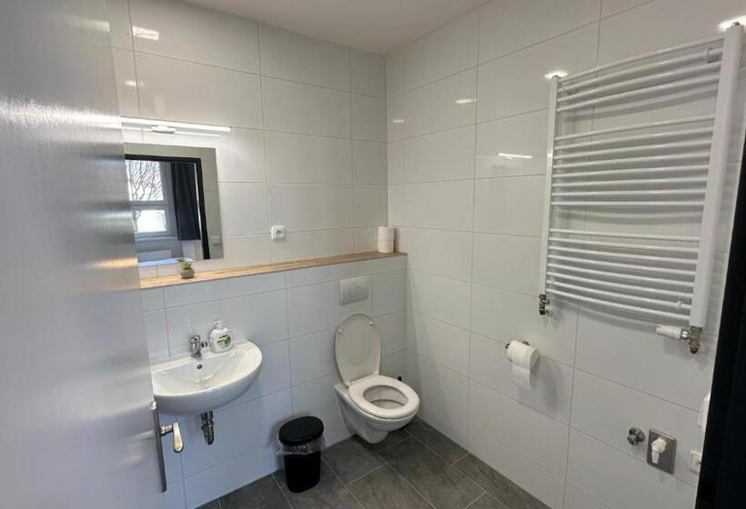 スタンダード４人部屋, Hangar