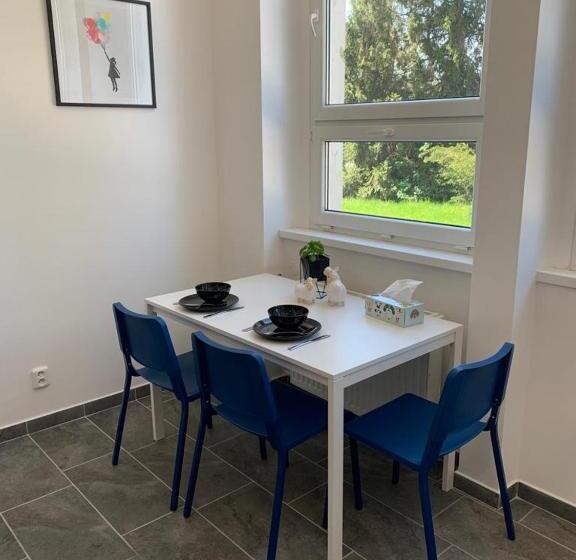 スタンダード４人部屋, Hangar