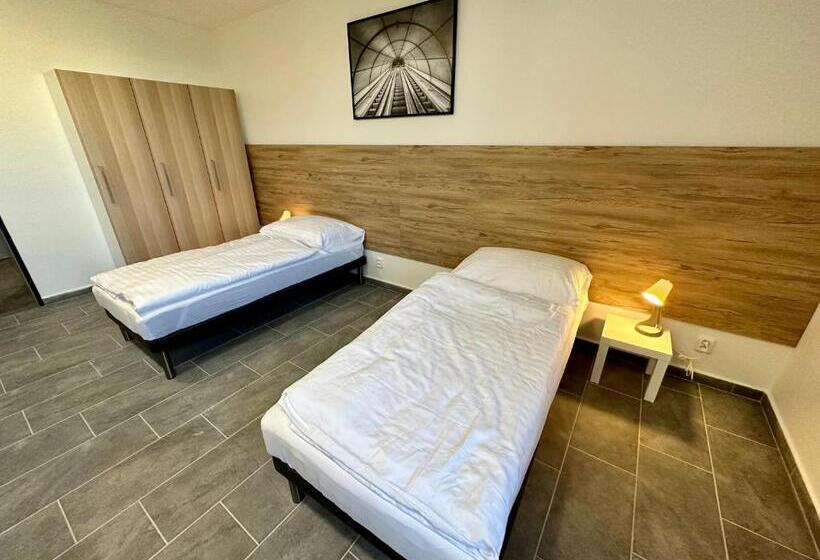 スタンダードルーム, Hangar