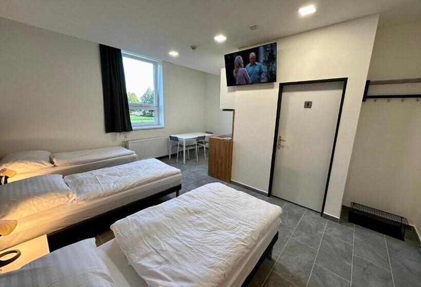 スタンダードトリプルルーム, Hangar