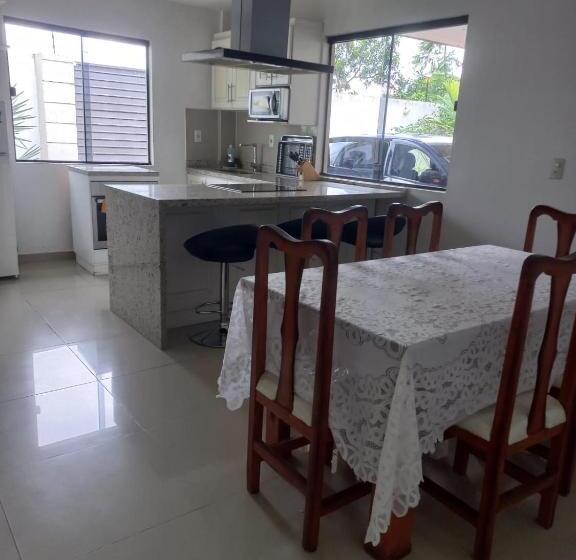 اتاق استاندارد سه نفره, La Piña Dorada