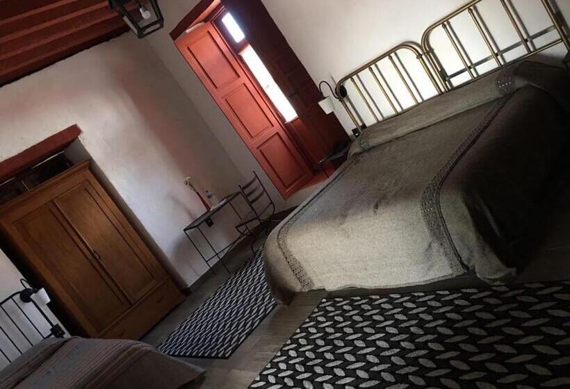 غرفة أساسية ثلاثية, Boutique Posada La Basilica