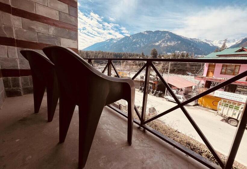 豪华三人间, Zaranka Stays Kasol