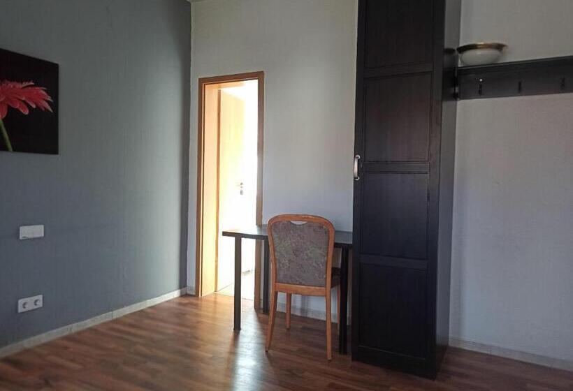 اتاق استاندارد سه نفره, Monteurzimmer   Waldbronn