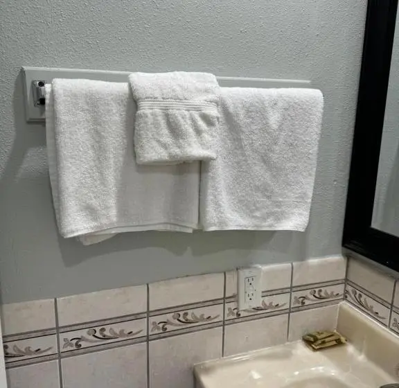 キングサイズベッドのデラックスルーム, La Cienega Inn Motel