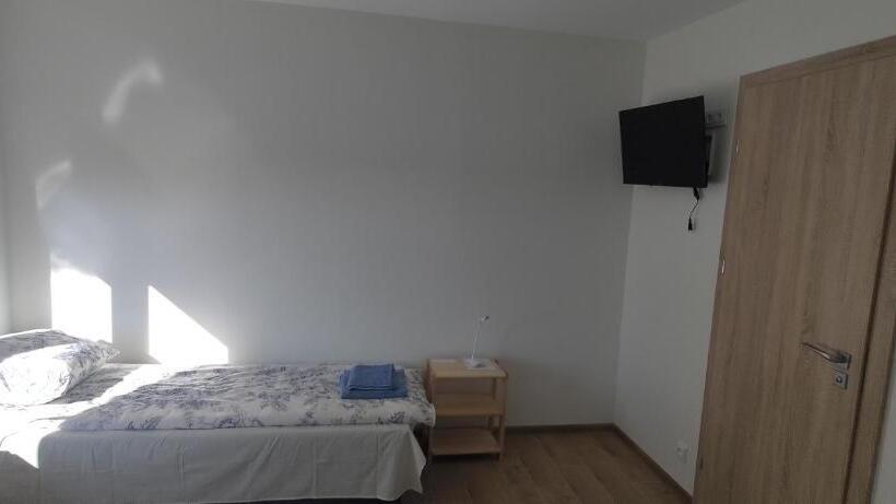 اتاق استاندارد چهار تخته, Radikiai House