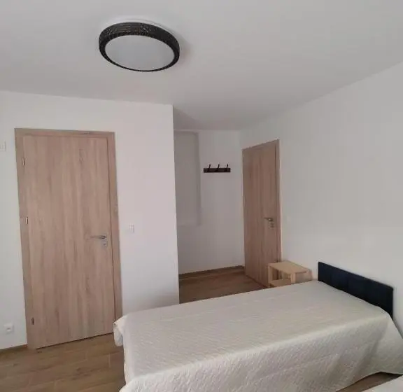 اتاق استاندارد چهار تخته, Radikiai House