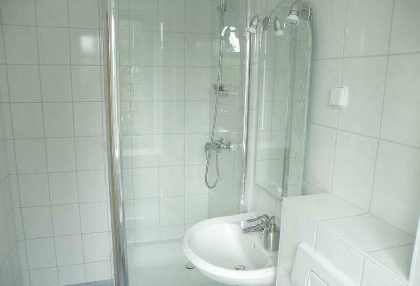 スタンダードトリプルルーム, Am Lindenbaum