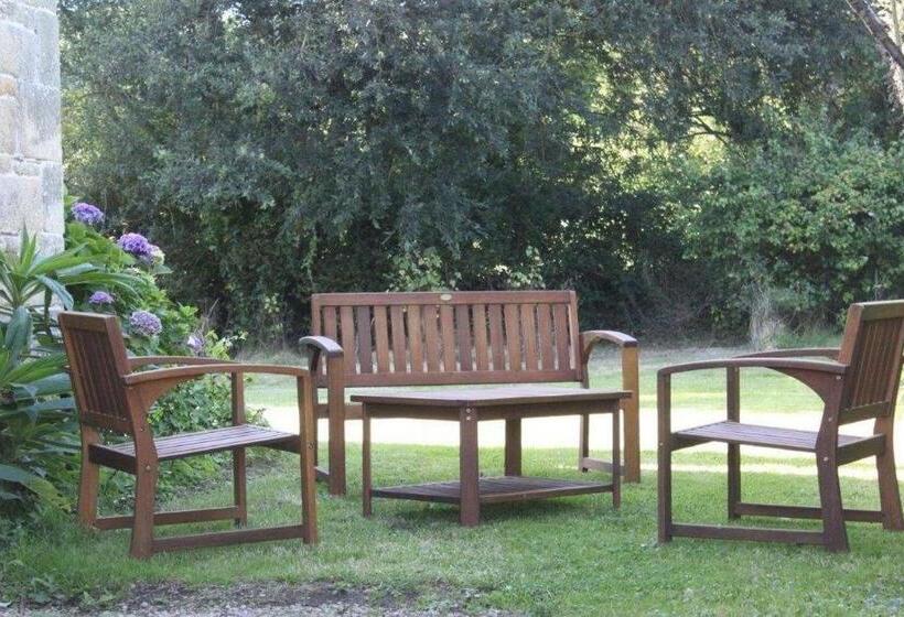 غرفة عائلية مطلّة علي الحديقة, Chambres D’hôte Manoir De Kerliviry