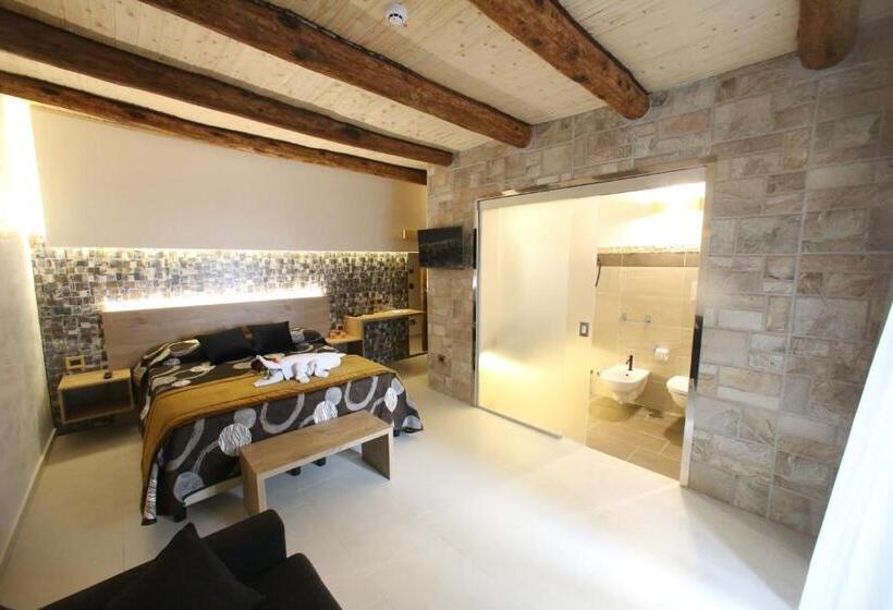 اتاق سوپریور با تخت بزرگ, Relais Piazza Del Plebiscito B&b