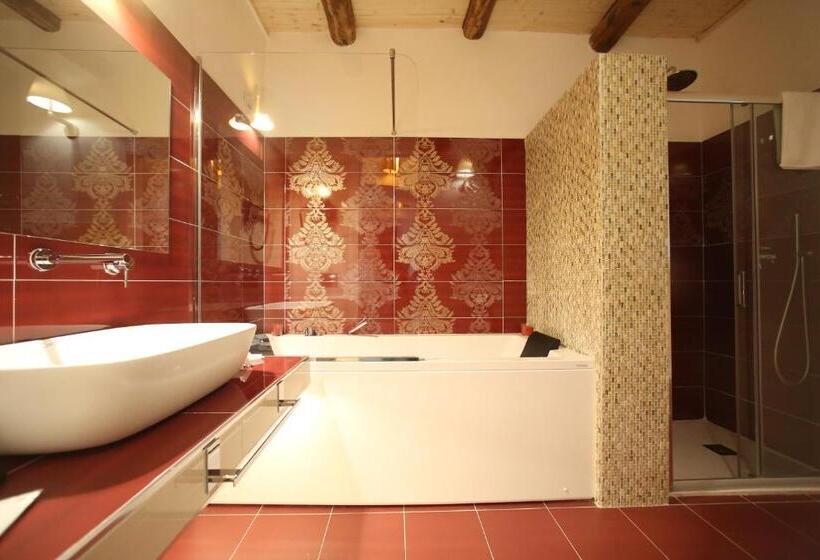 اتاق لوکس با وان آب گرم, Relais Piazza Del Plebiscito B&b