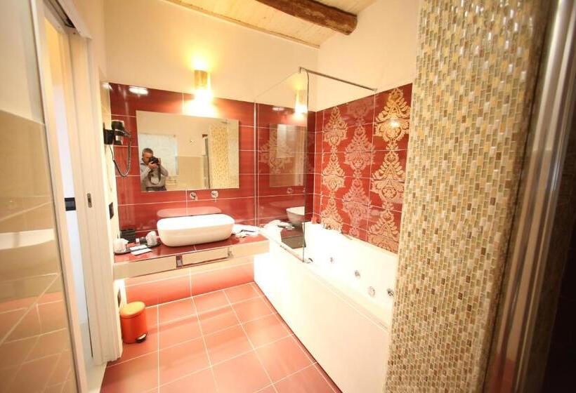 اتاق لوکس با وان آب گرم, Relais Piazza Del Plebiscito B&b