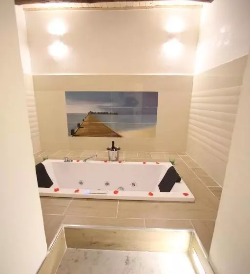 سوئیت با وان آب گرم, Relais Piazza Del Plebiscito B&b