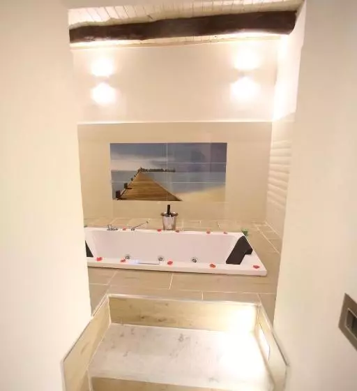 سوئیت با وان آب گرم, Relais Piazza Del Plebiscito B&b