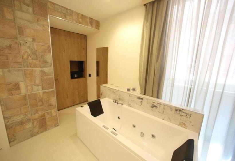 اتاق لوکس با وان آب گرم, Relais Piazza Del Plebiscito B&b