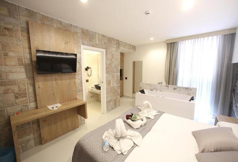 اتاق لوکس با وان آب گرم, Relais Piazza Del Plebiscito B&b