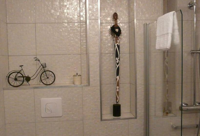 身障者適用キングサイズベッドルーム, La Bastidie