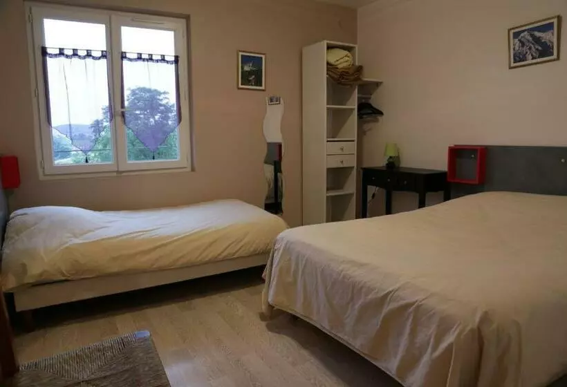 Standard Triple Room, Restaurant De La Roche