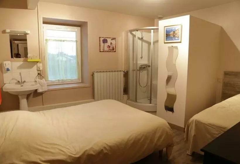 Standard Triple Room, Restaurant De La Roche