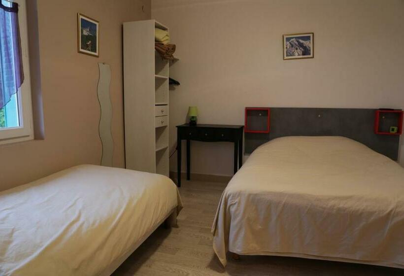 Номер Стандарт Трехместный, Restaurant De La Roche