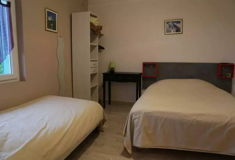 Standard Triple Room, Restaurant De La Roche
