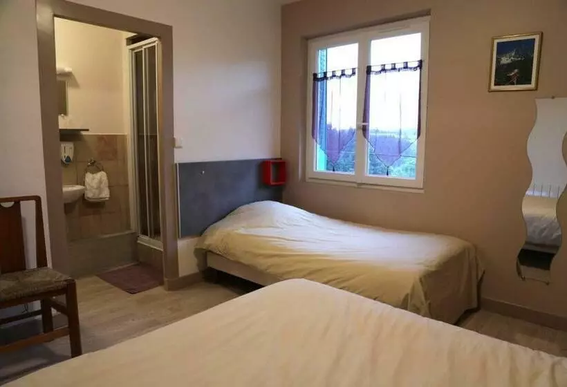 Standard Triple Room, Restaurant De La Roche