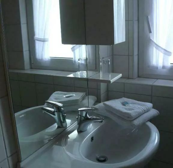 اتاق استاندارد یک نفره, Waldhotel Dornröschenshöh