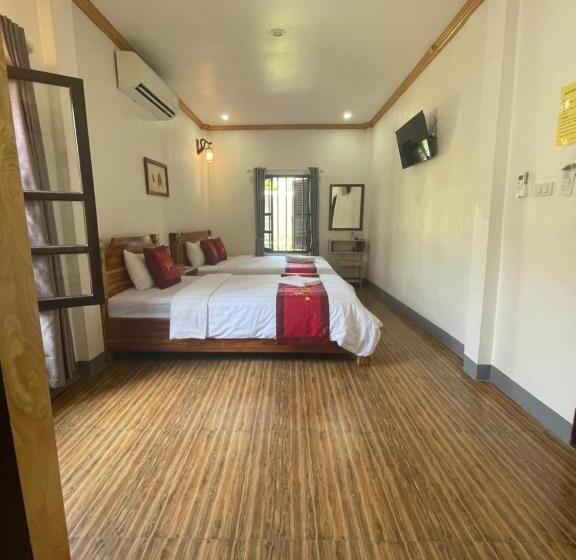 חדר סופריור לשלושה, Liberty Place