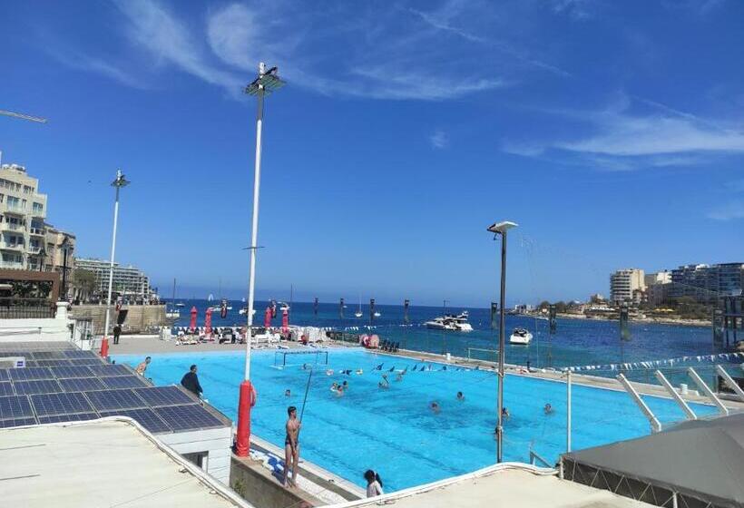 اتاق لوکس با بالکن, Marble Arch Home