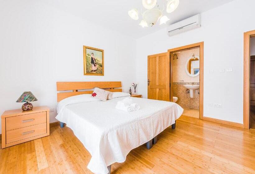 اتاق لوکس با بالکن, Marble Arch Home