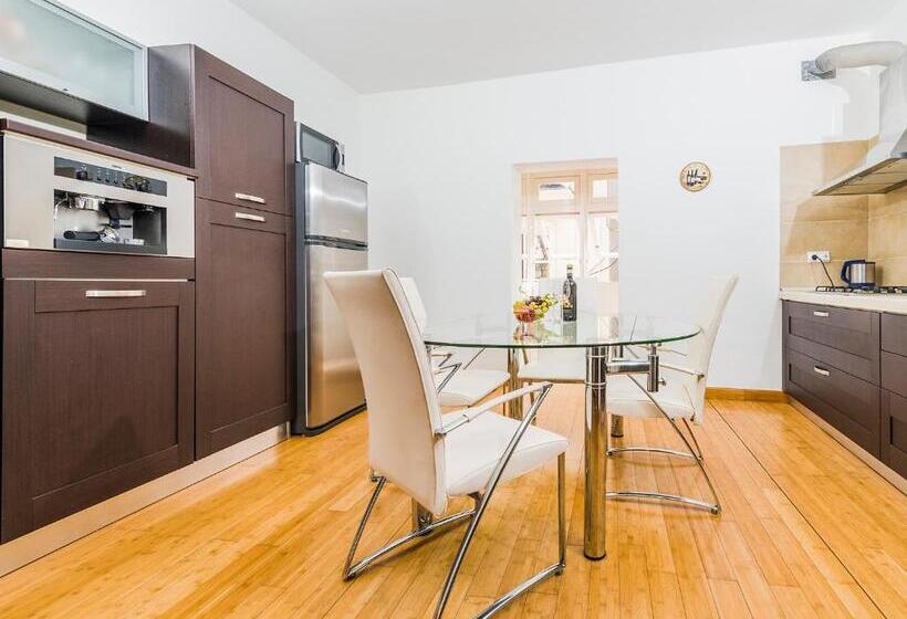 اتاق لوکس با بالکن, Marble Arch Home