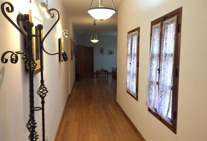 اتاق لوکس با بالکن, Marble Arch Home