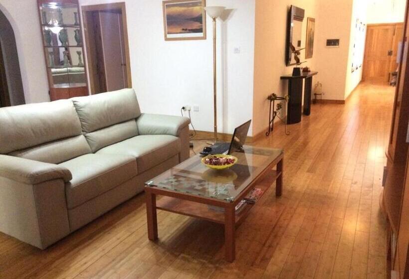 اتاق لوکس با بالکن, Marble Arch Home