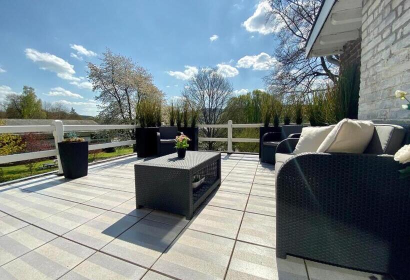 جناح جونيور, Villa Louise