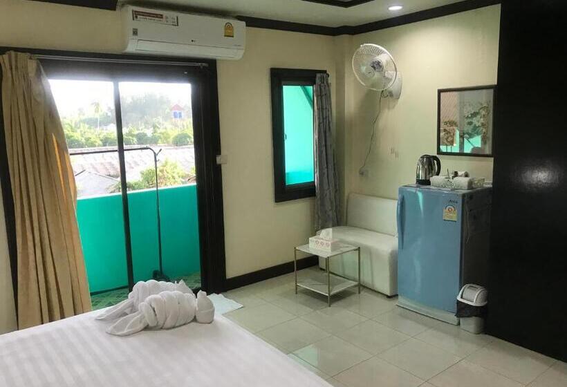 غرفة قياسية مزوَّدة بشُرفة, Parisia House