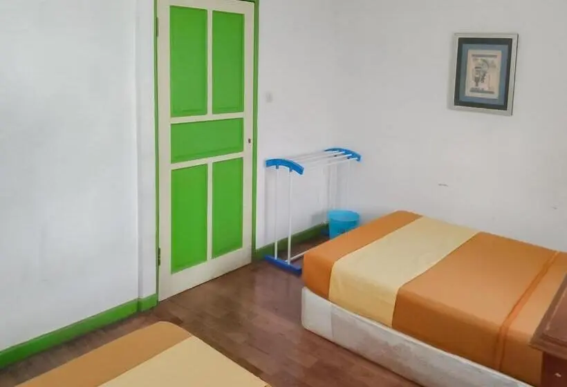 Perhehuone, Villa Anyelir Yustik Mitra Reddoorz