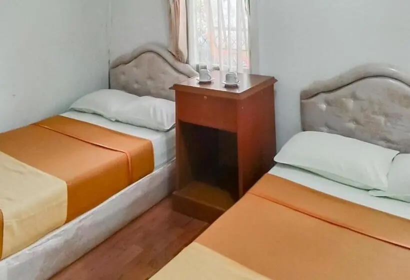 Perhehuone, Villa Anyelir Yustik Mitra Reddoorz