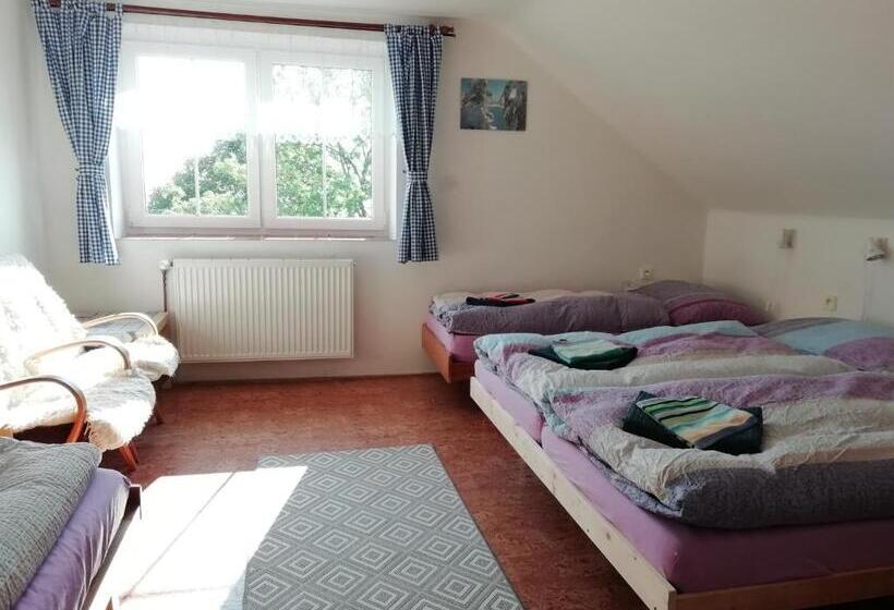 이코노미 쿼드러플룸(공용 화장실), Penzion Pochop