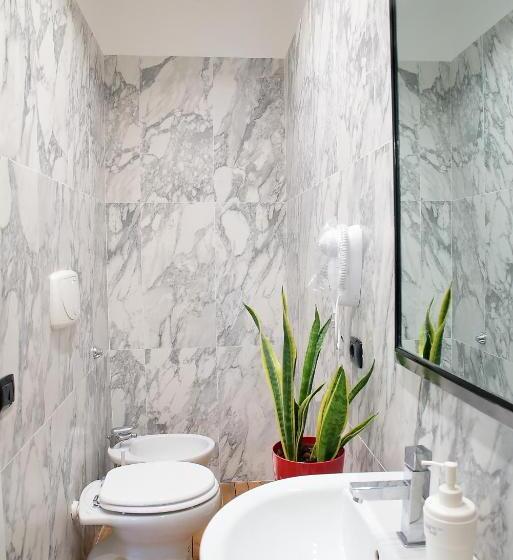 סוויטת ג'וניור עם מרפסת, Savoia & Cavour _ Premium Signature _