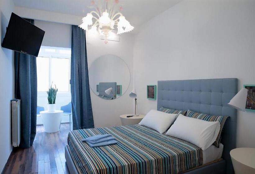 סוויטת ג'וניור עם מרפסת, Savoia & Cavour _ Premium Signature _