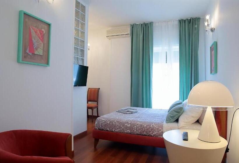 סוויטת ג'וניור עם מרפסת, Savoia & Cavour _ Premium Signature _