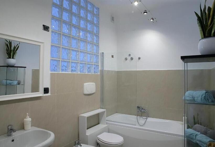 סוויטה עם טרסה, Savoia & Cavour _ Premium Signature _