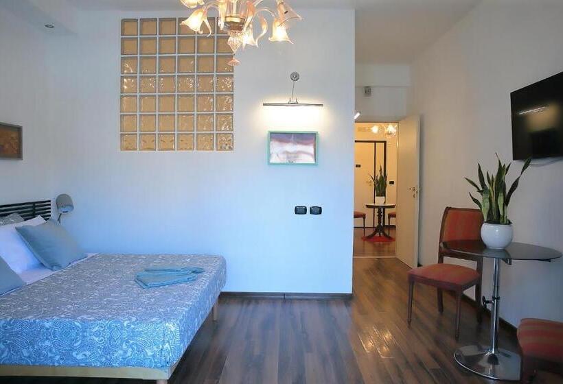 סוויטה עם טרסה, Savoia & Cavour _ Premium Signature _