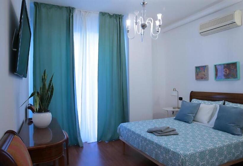 סוויטה עם טרסה, Savoia & Cavour _ Premium Signature _